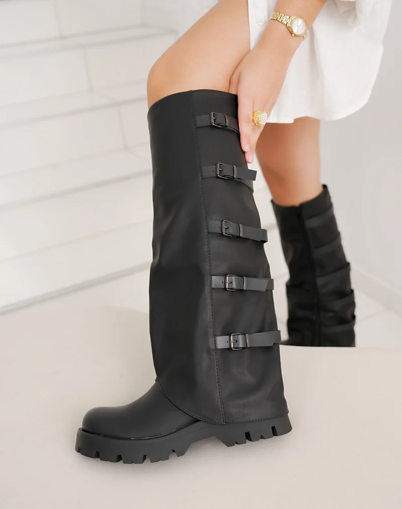 Bottes femme noires tendance à lanières et semelle crantée