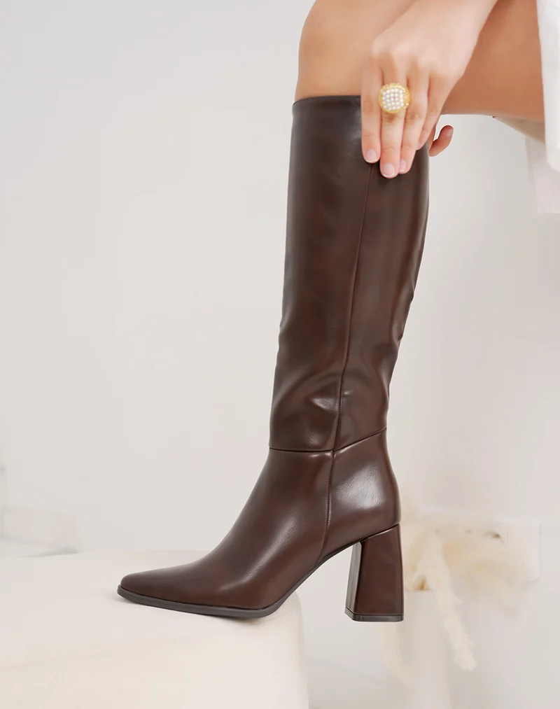 Bottes femme marron élégantes à talon épais et bout pointu