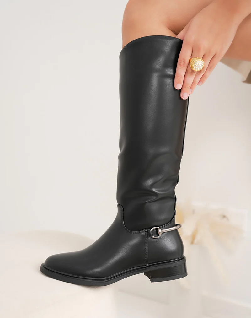 Bottes cavalières femme noires élégantes à semelle fine et boucle argentée