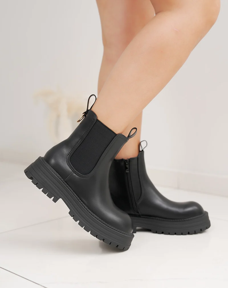 Bottines femme noires style chelsea tendance à semelle crantée et détail doré