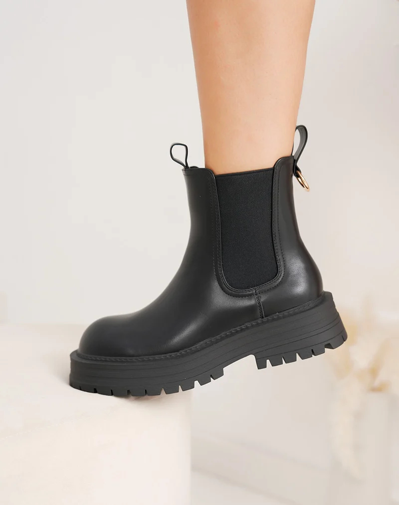 Bottines femme noires style chelsea tendance à semelle crantée et détail doré