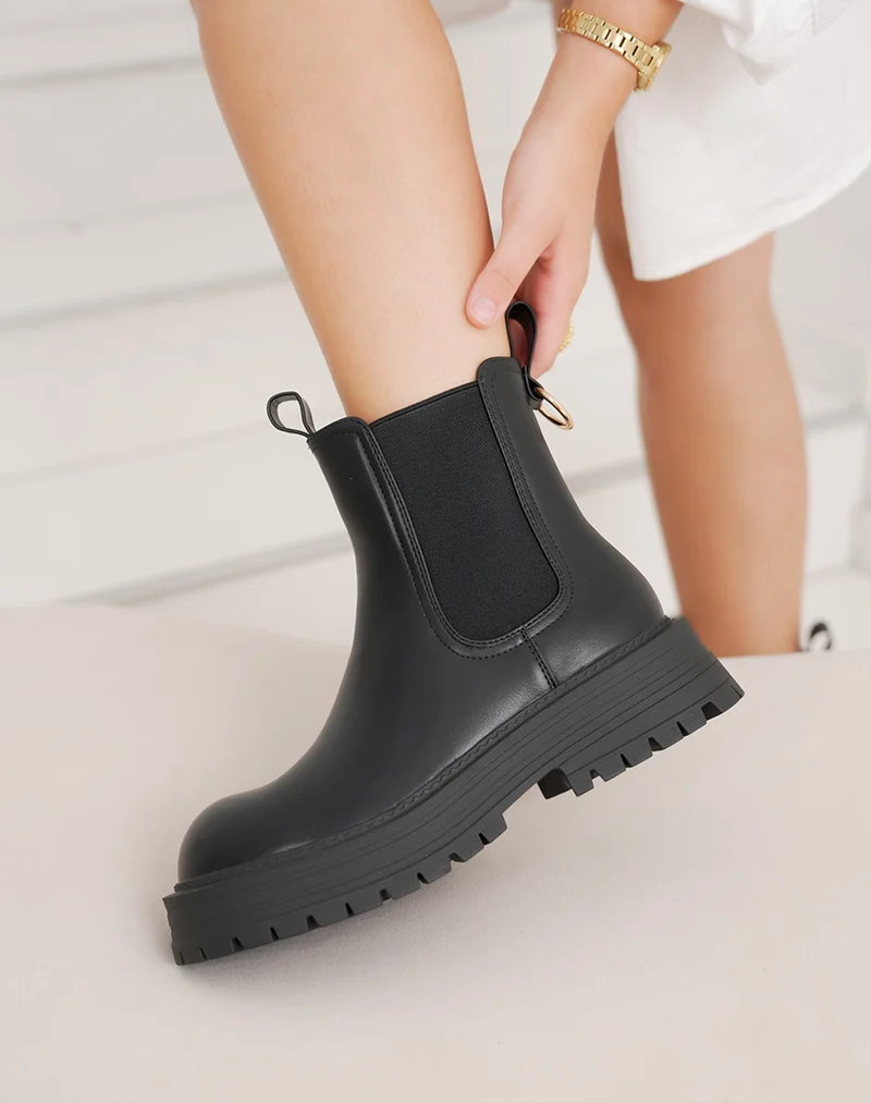 Bottines femme noires style chelsea tendance à semelle crantée et détail doré
