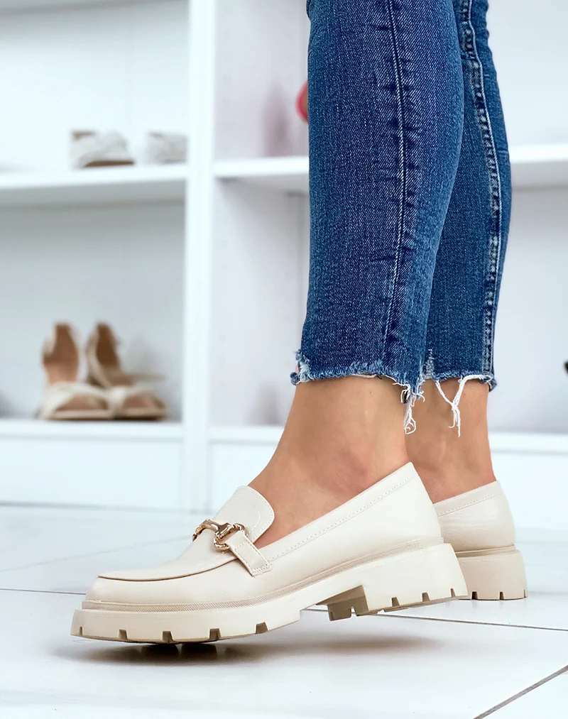 Mocassins beiges à semelle épaisse et crantée