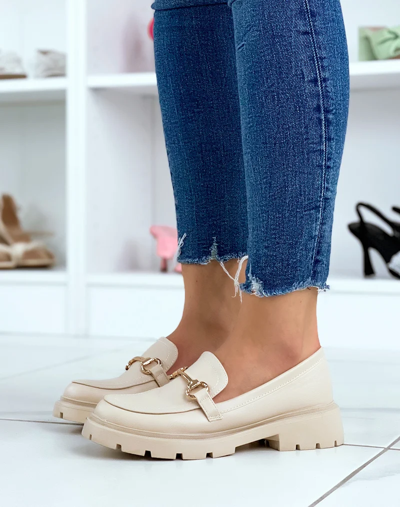 Mocassins beiges à semelle épaisse et crantée