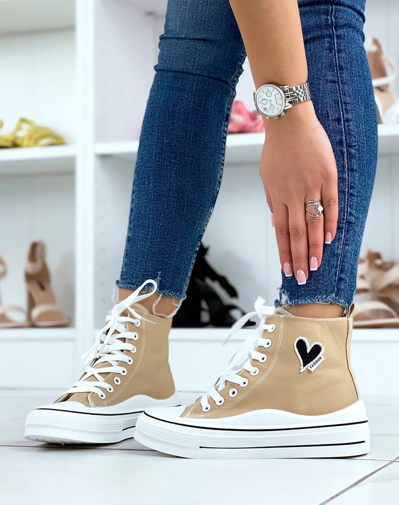 Baskets montantes beiges avec un coeur brodé