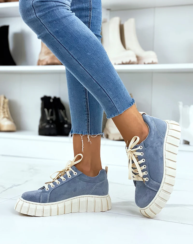 Baskets en suédine bleu jean à lacets et semelle beige