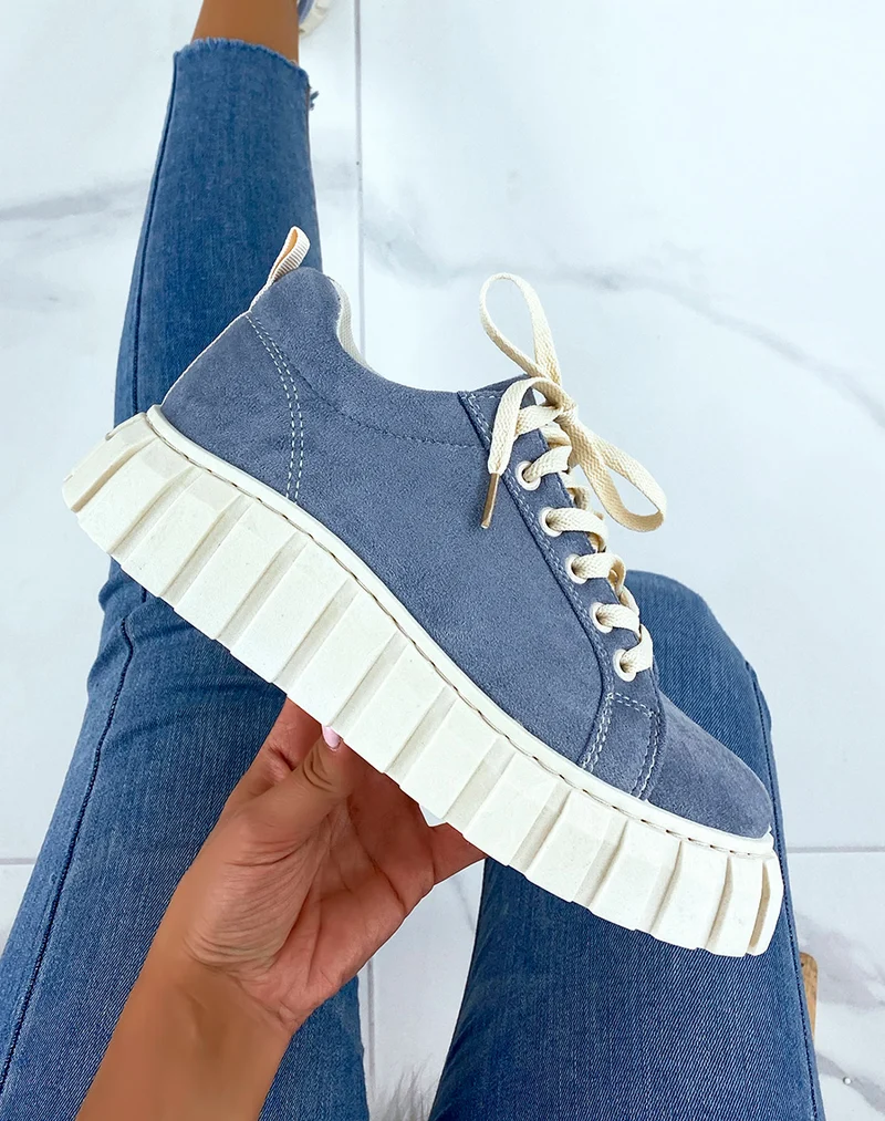 Baskets en suédine bleu jean à lacets et semelle beige