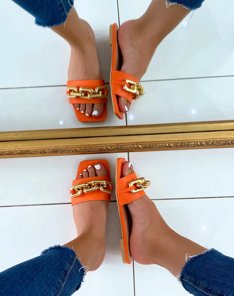 Mules oranges plates à grosse chaîne dorée et bout carré