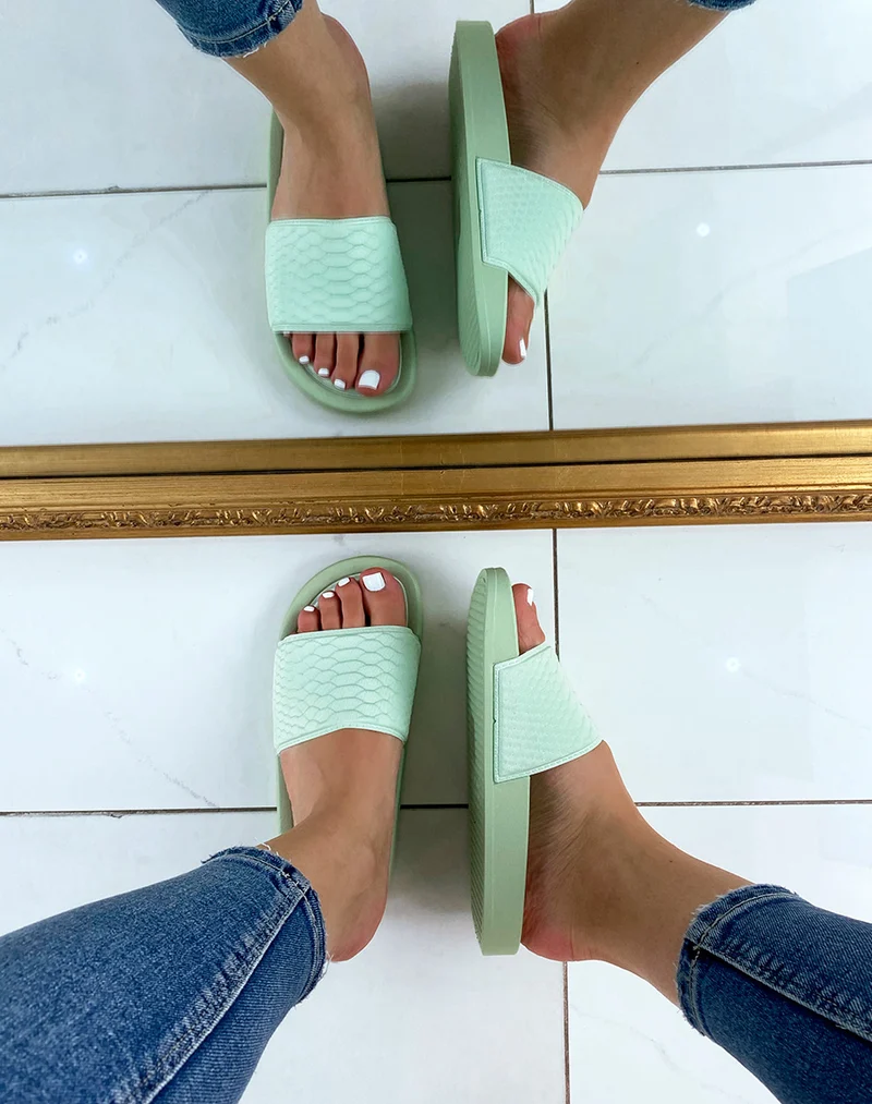 Mules vert pastel effet snake