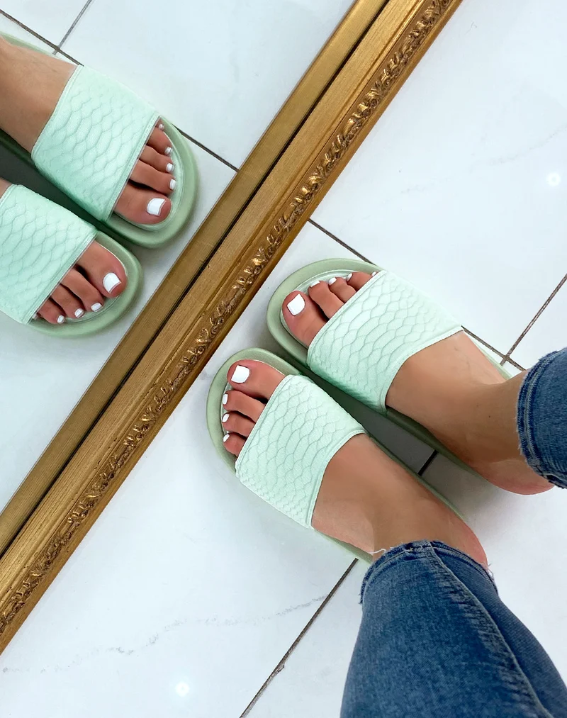 Mules vert pastel effet snake