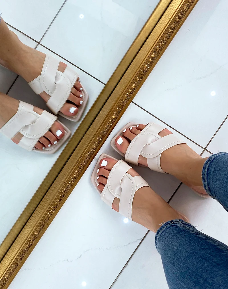 Mules beiges à larges brides entrecroisées