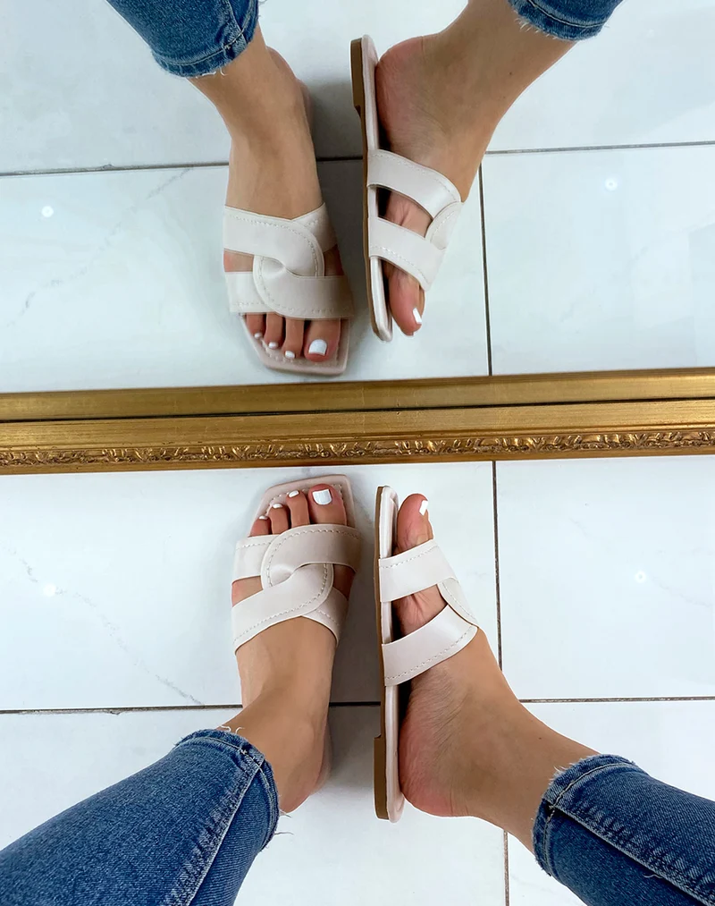 Mules beiges à larges brides entrecroisées