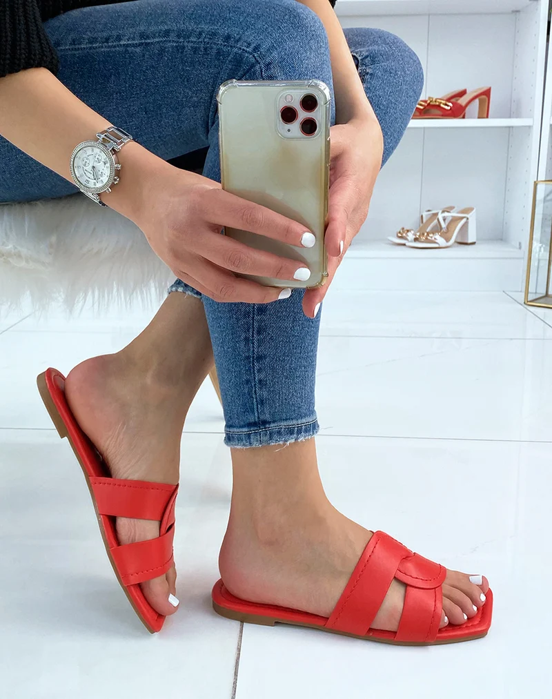 Mules rouges à larges brides entrecroisées
