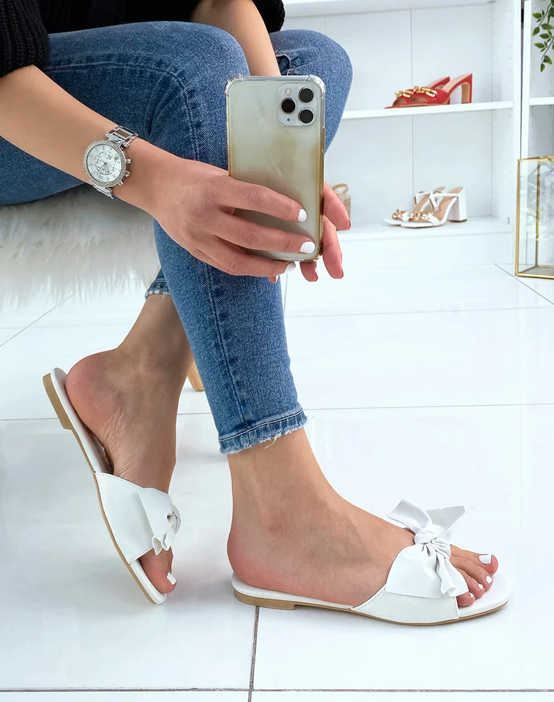 Mules blanches à nœud