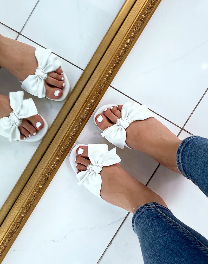 Mules blanches à nœud