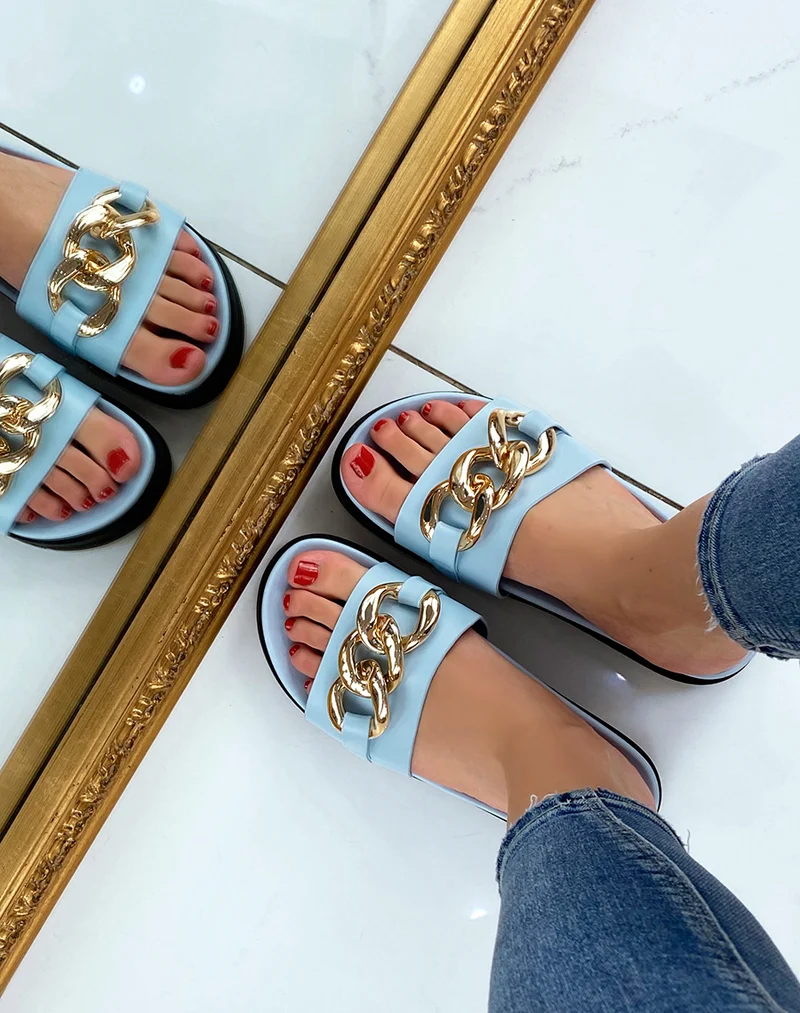 Mules bleu pastel à bride épaisse et grosse chaine dorée