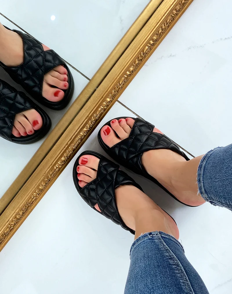 Mules noires croisées et matelassées