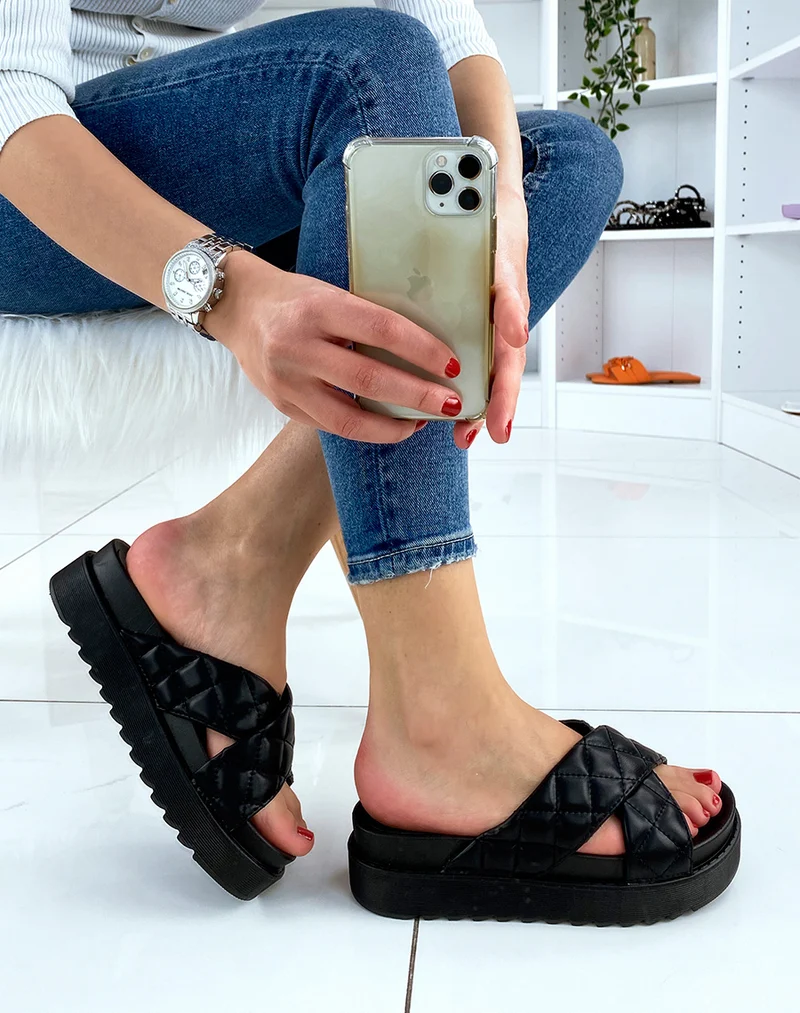 Mules noires croisées et matelassées