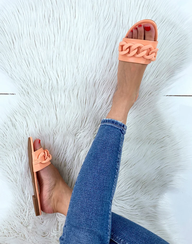 Mules oranges à détail en chaine effet mat