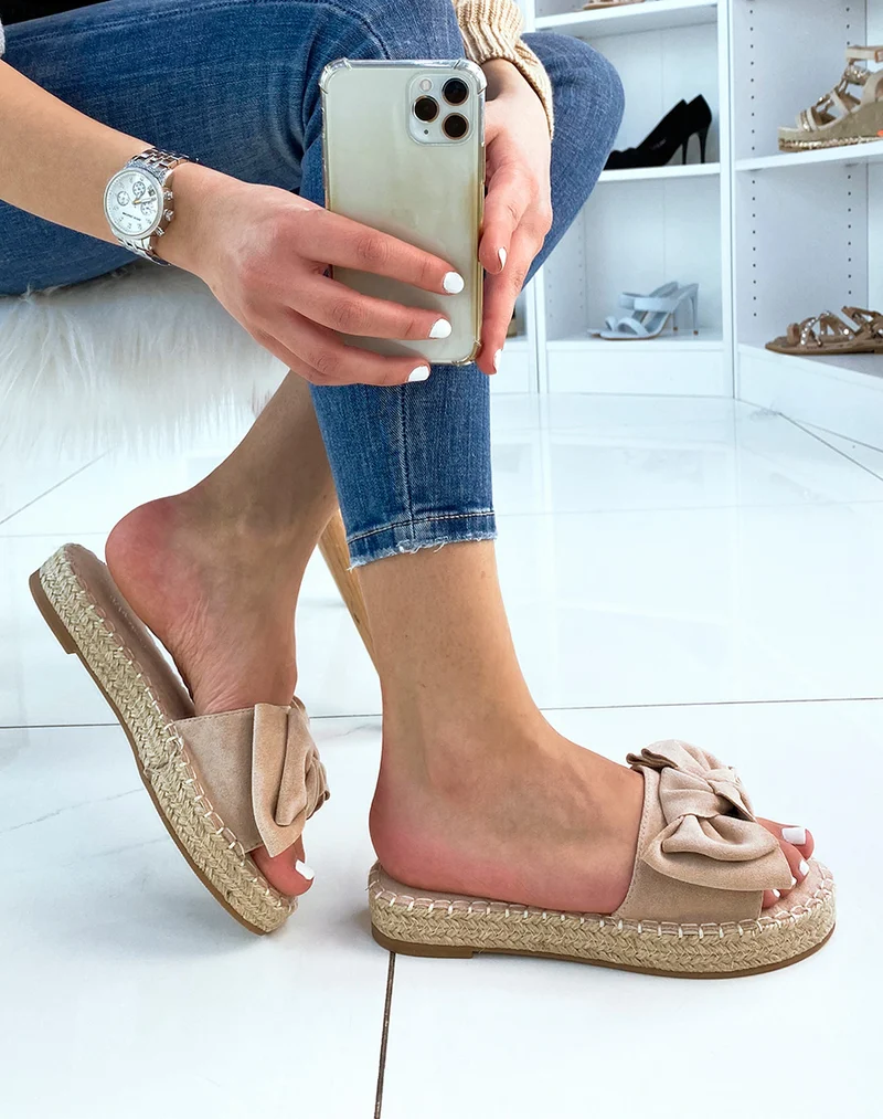 Mules plates en suédine beige en forme de nœud