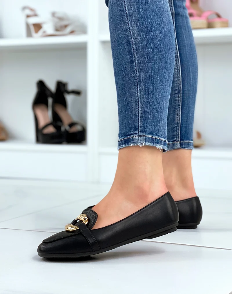 Mocassins noirs à grosse boucle dorée imposante