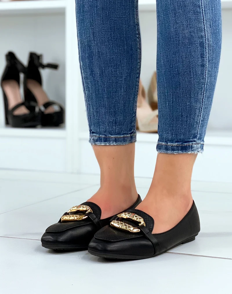 Mocassins noirs à grosse boucle dorée imposante