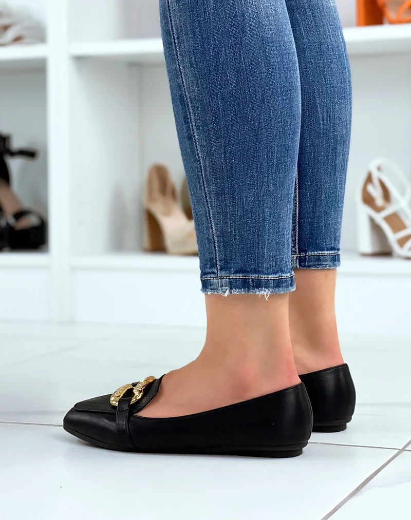 Mocassins noirs à grosse boucle dorée imposante