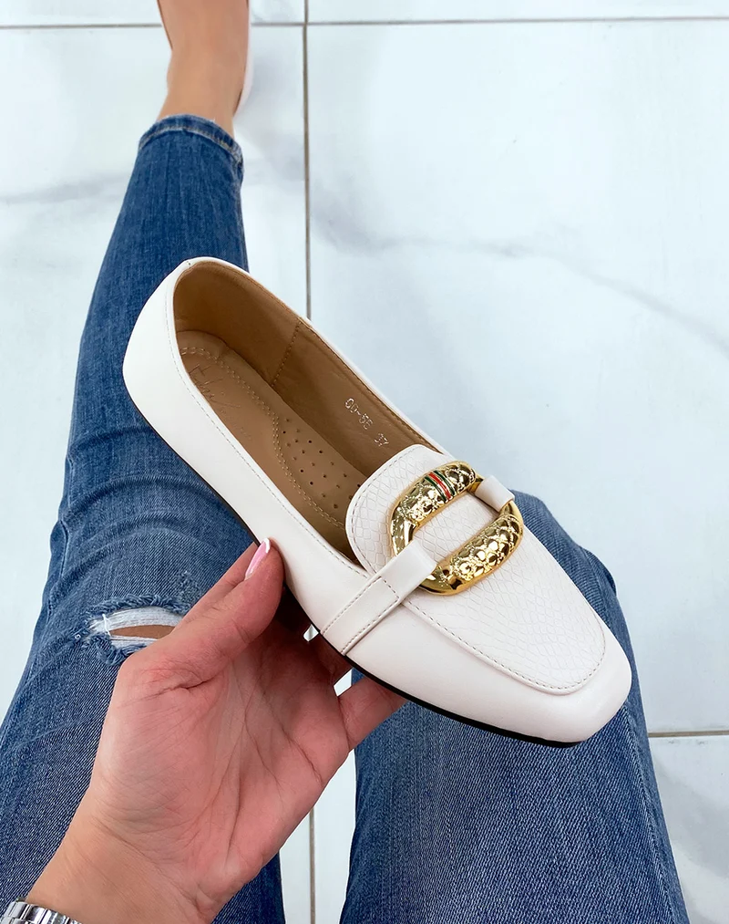 Mocassins beiges à grosse boucle dorée imposante