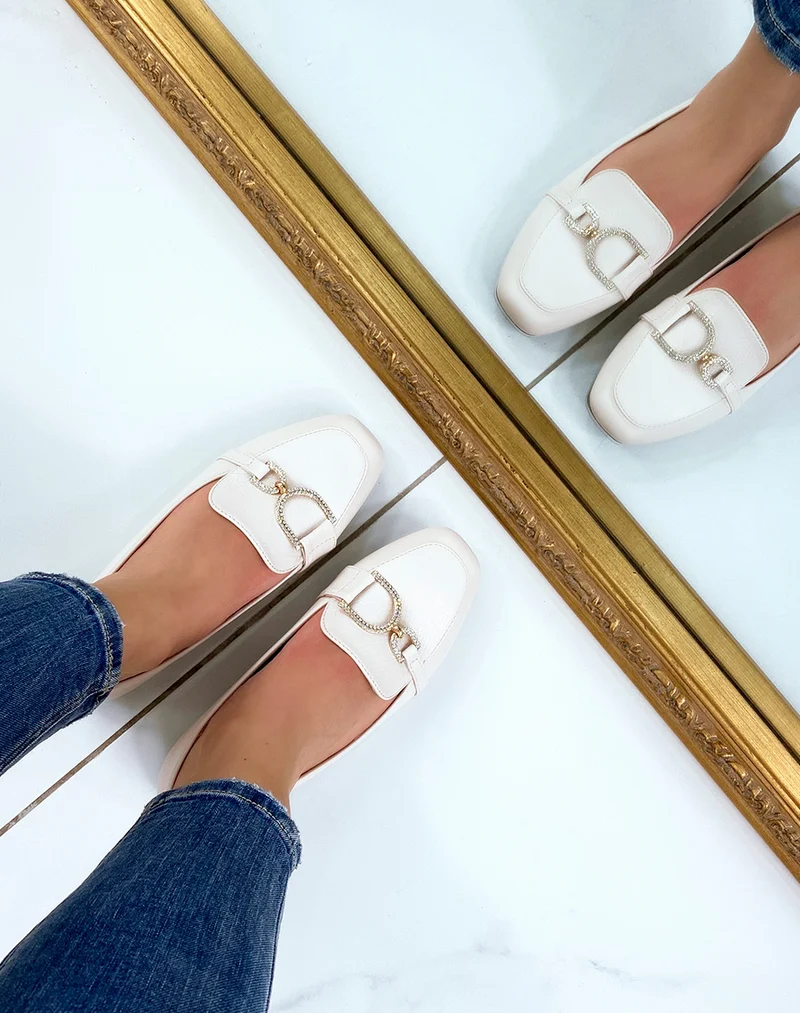 Mocassins beiges à boucles asymétriques dorées à strass