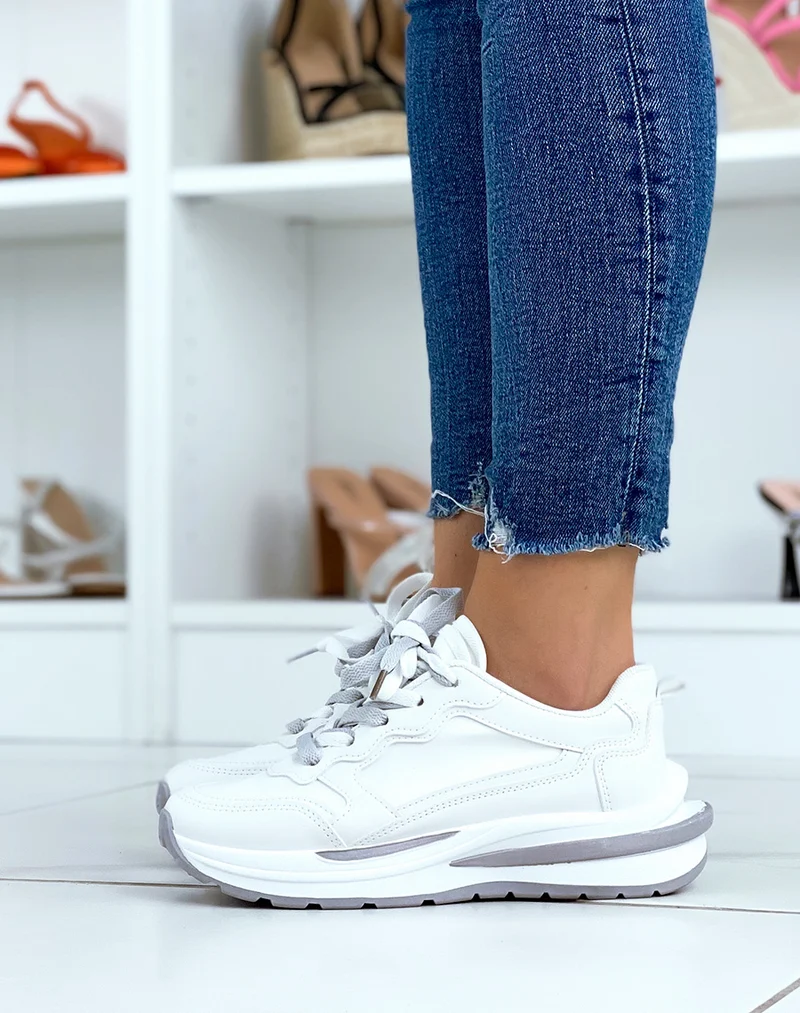 Basket blanches à multiples empiècements gris et blancs à grosse semelle