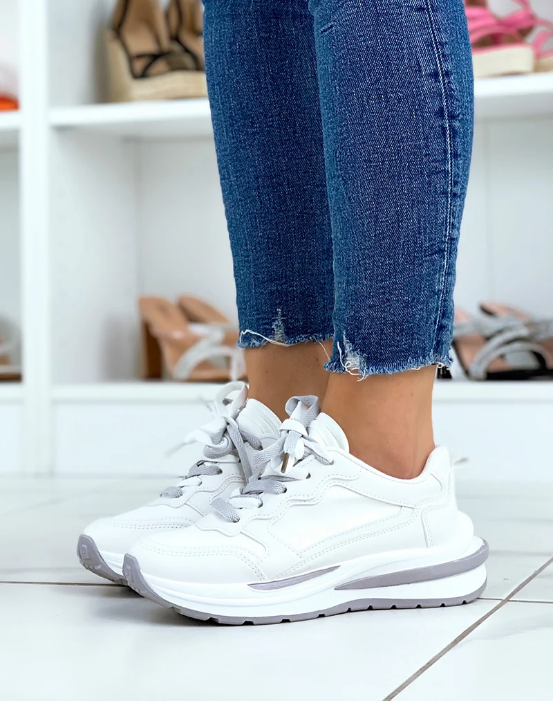 Basket blanches à multiples empiècements gris et blancs à grosse semelle