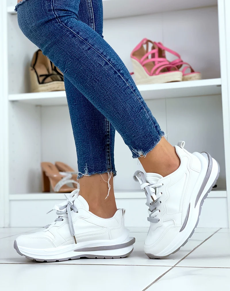 Basket blanches à multiples empiècements gris et blancs à grosse semelle