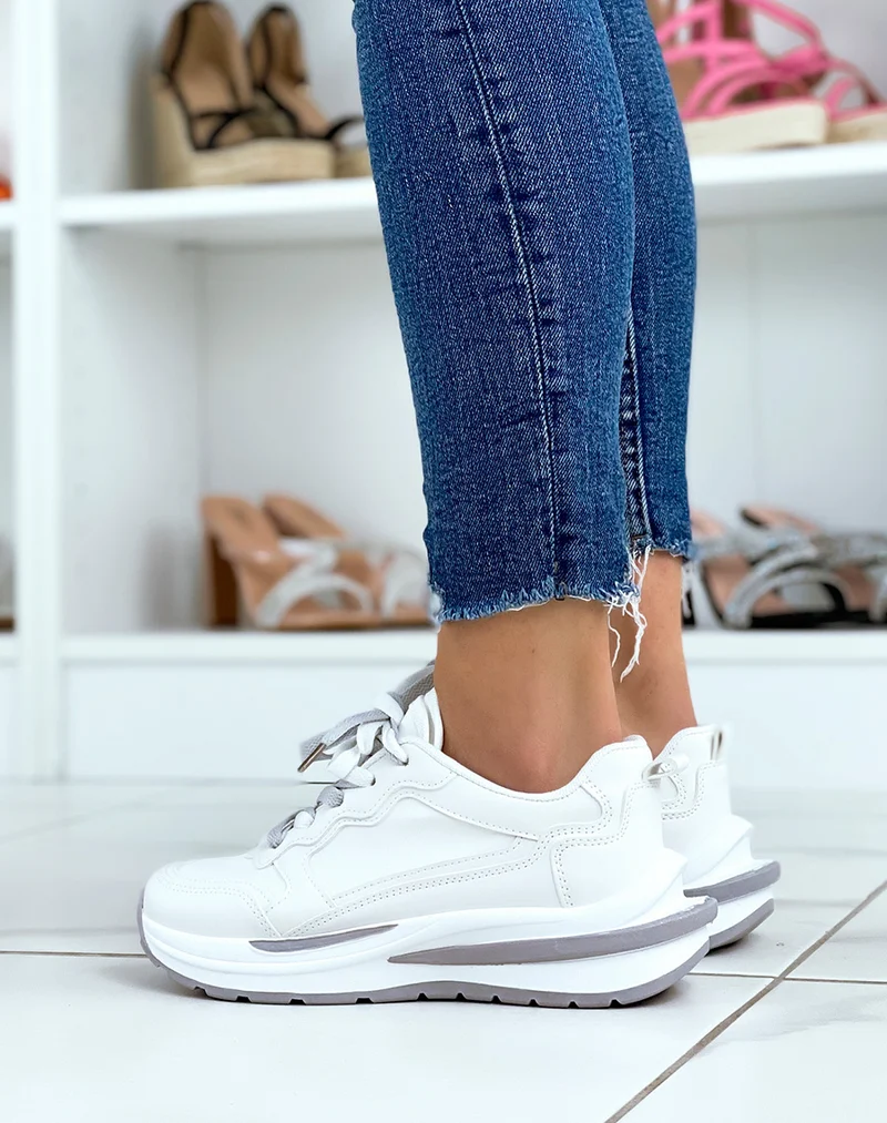Basket blanches à multiples empiècements gris et blancs à grosse semelle