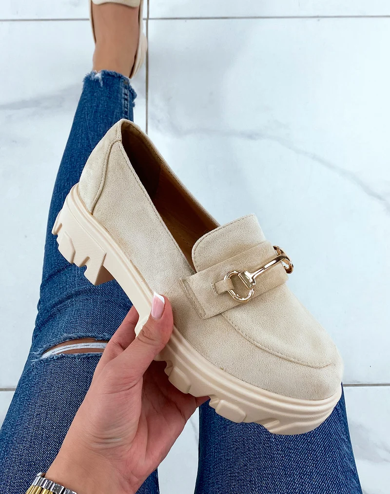 Mocassins en suédine beige à semelle épaisse et crantée