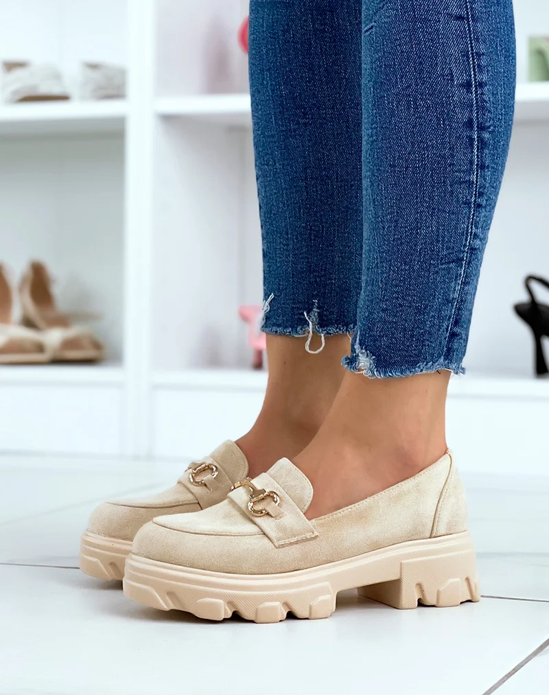 Mocassins en suédine beige à semelle épaisse et crantée
