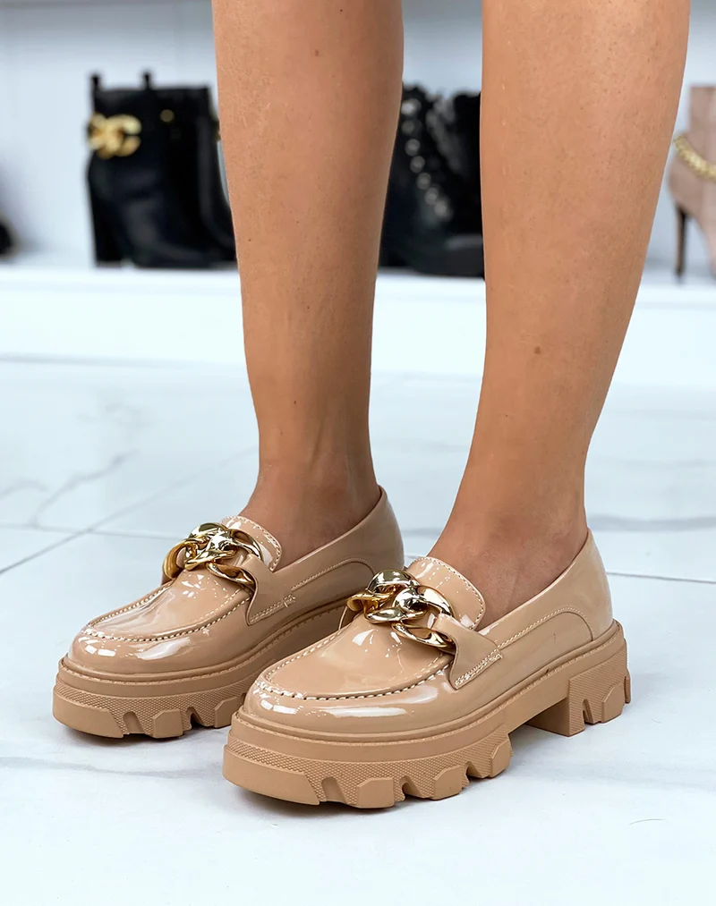 Mocassins beiges vernies à semelles épaisse et chaine dorée
