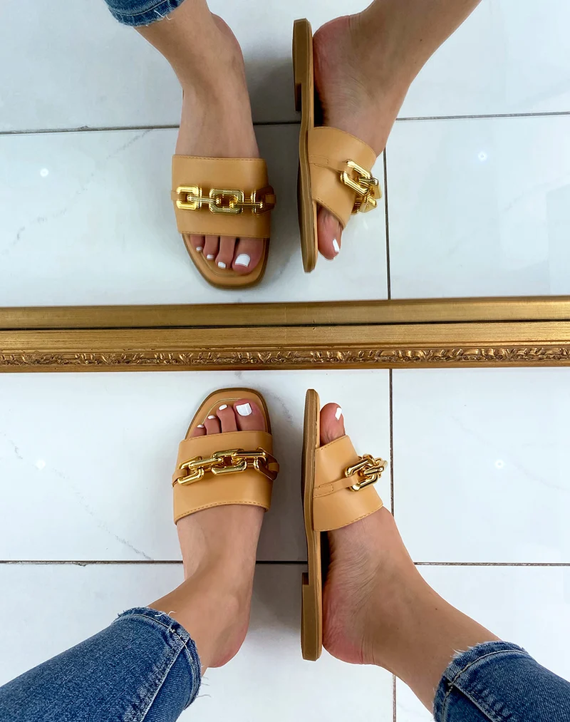 Mules camel à chaîne dorée