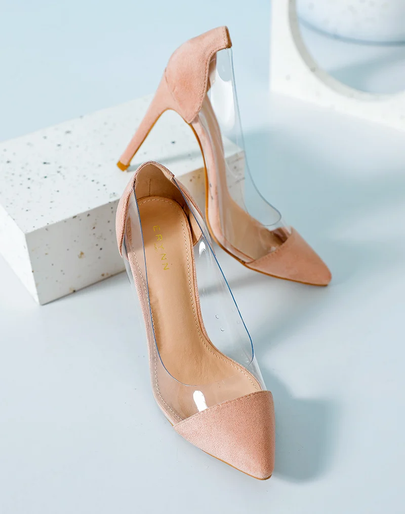 Escarpin à empiècements en suédine rose clair et transparents
