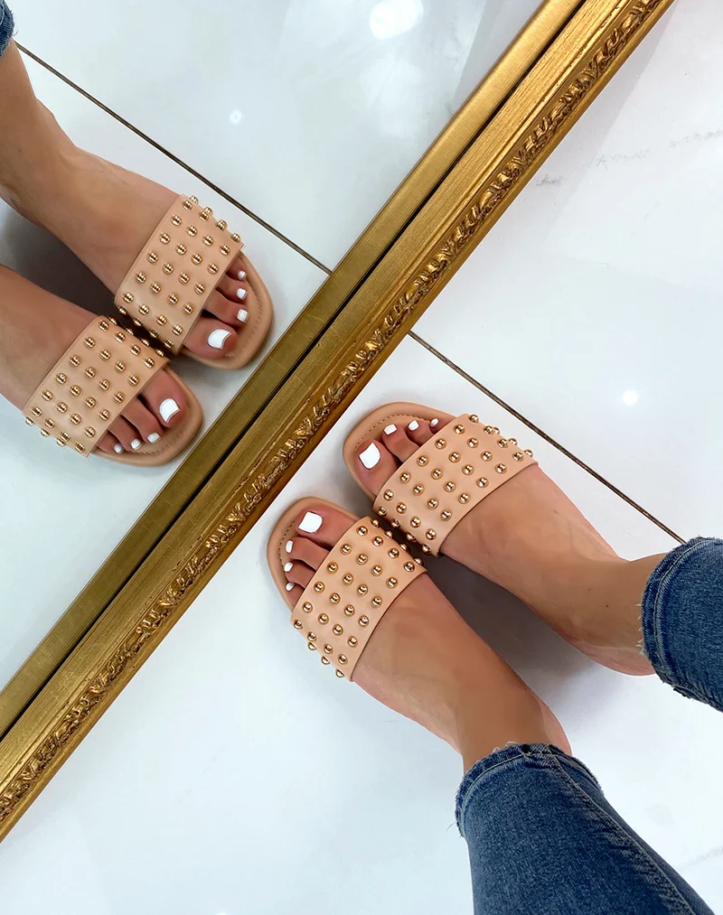 Mules plates beiges cloutées