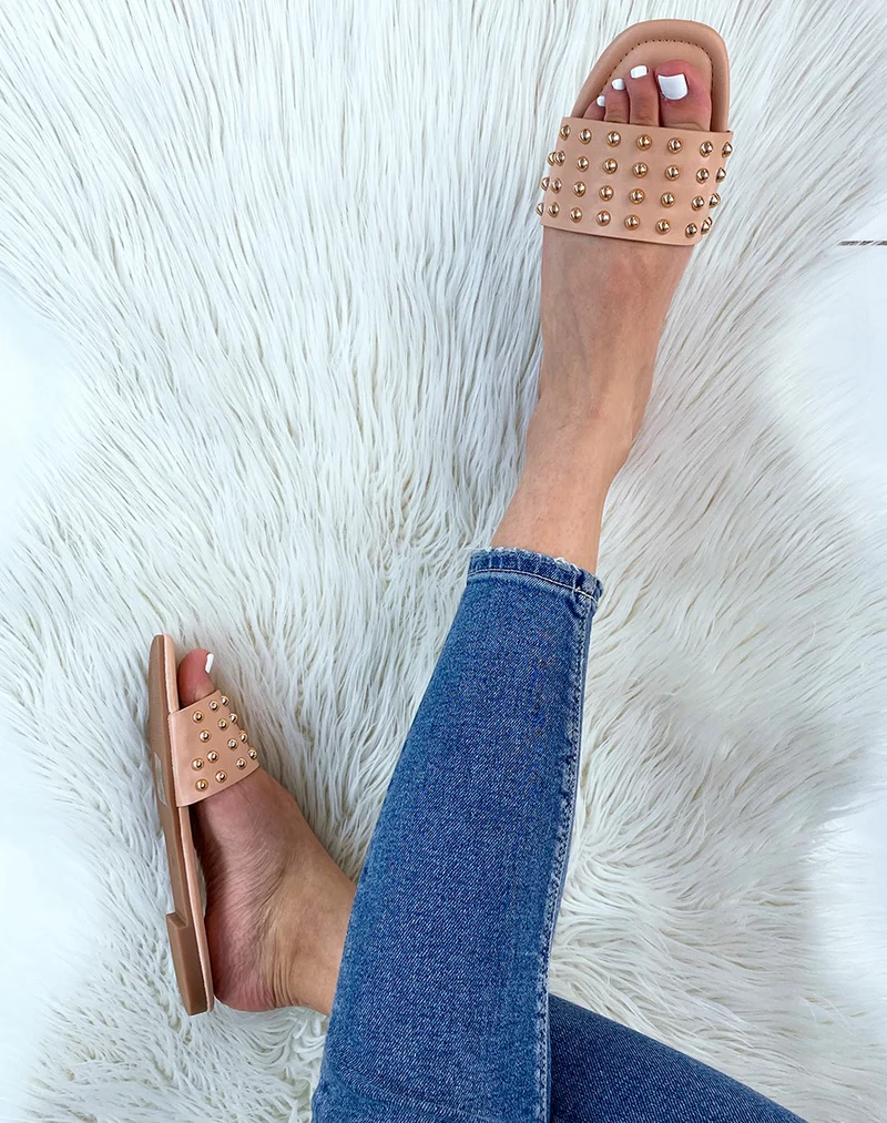 Mules plates beiges cloutées