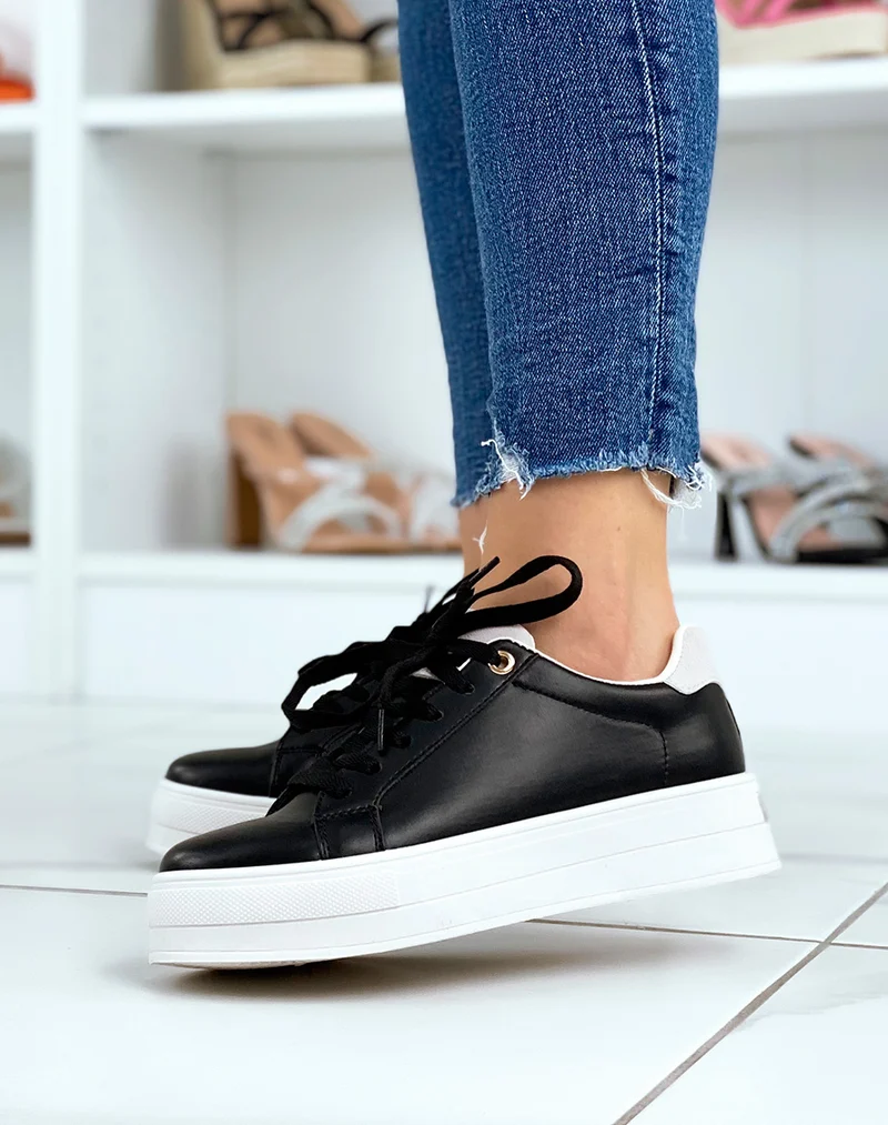 Baskets basses noires à empiècement gris et semelle épaisse