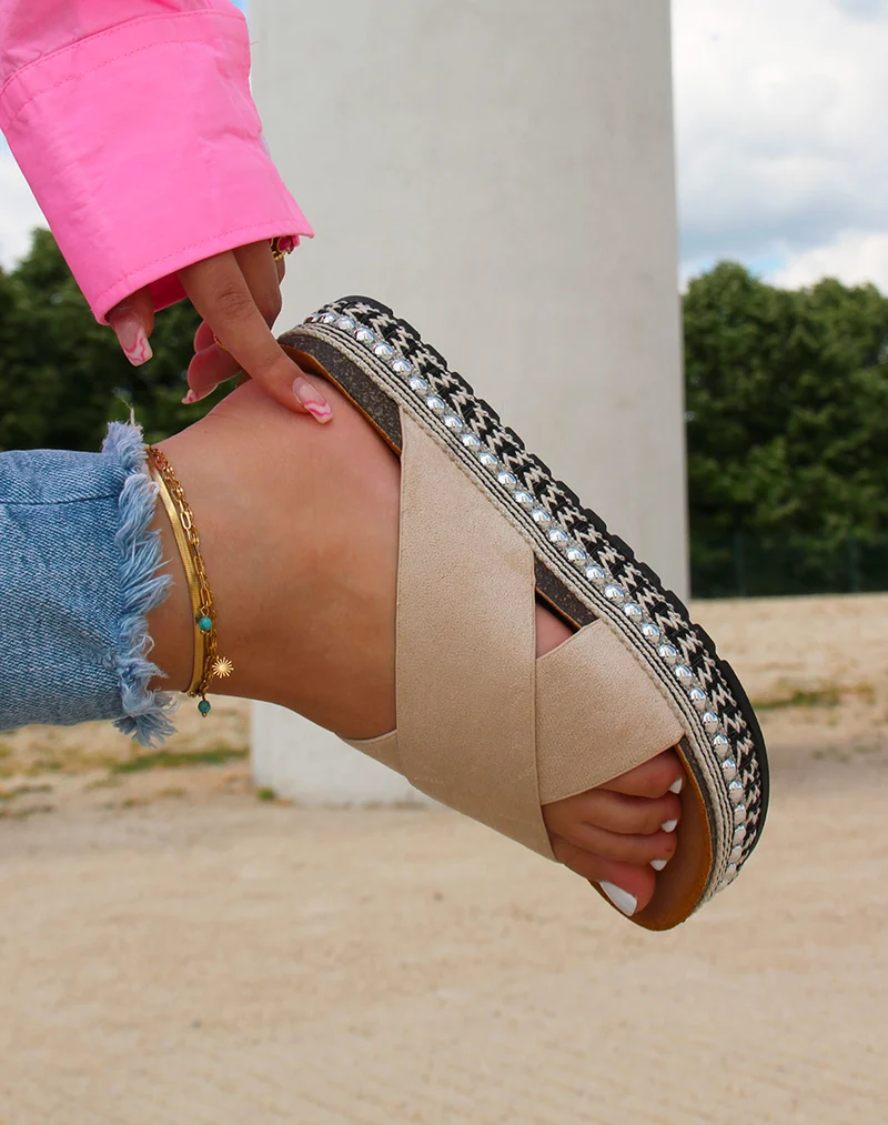 Mules en suédine beige à brides entrecroisées à plateforme