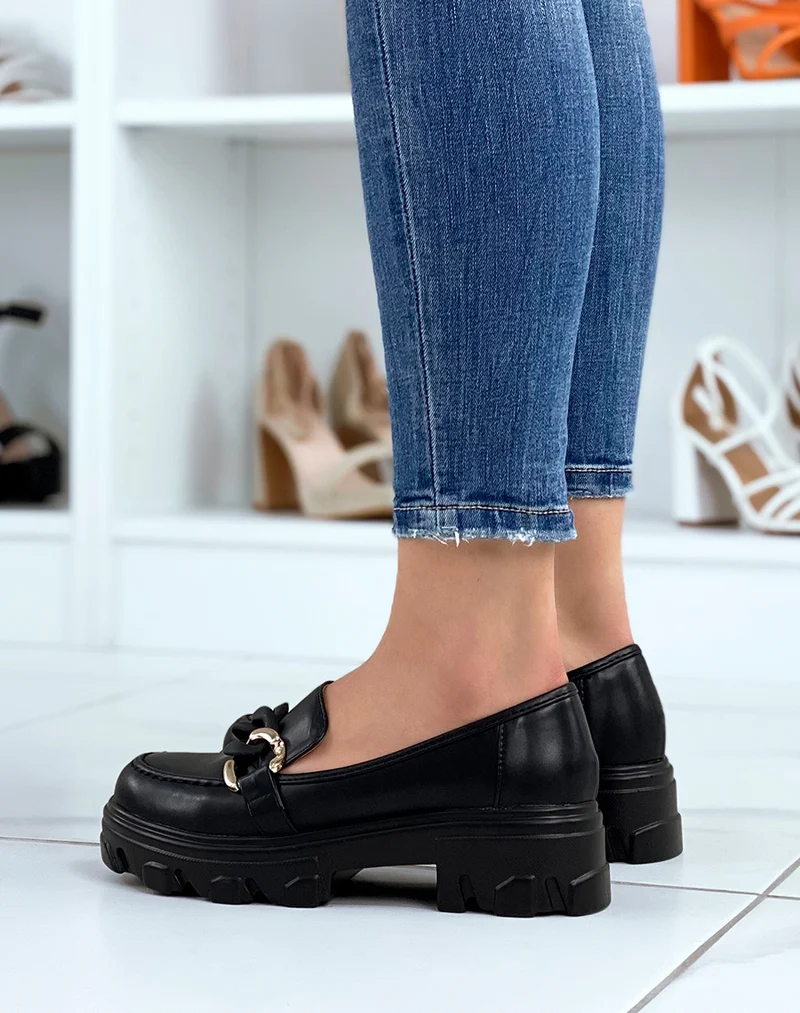 Mocassins noirs à chaîne dorée et matte