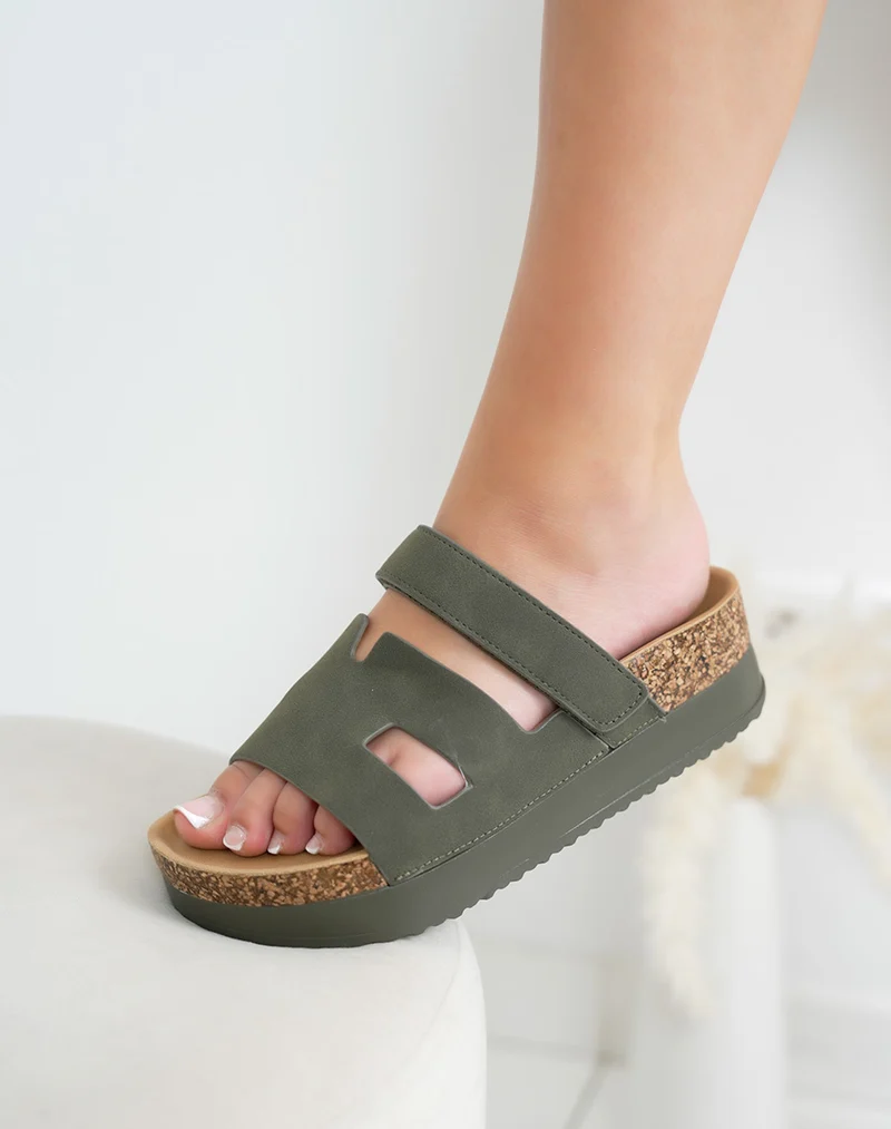 Mules femme kaki en suédine à bride H et semelle plateforme confortable