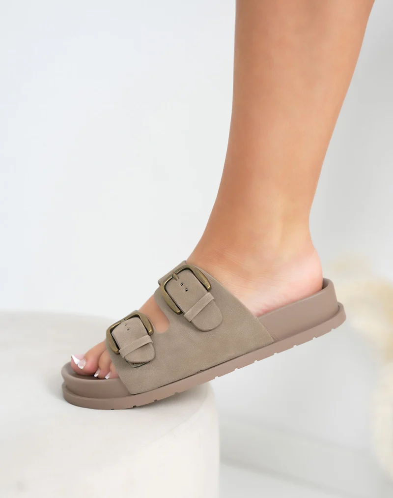 Mules femme taupe en suédine douce avec boucles dorées épaisses et semelle plate confortable