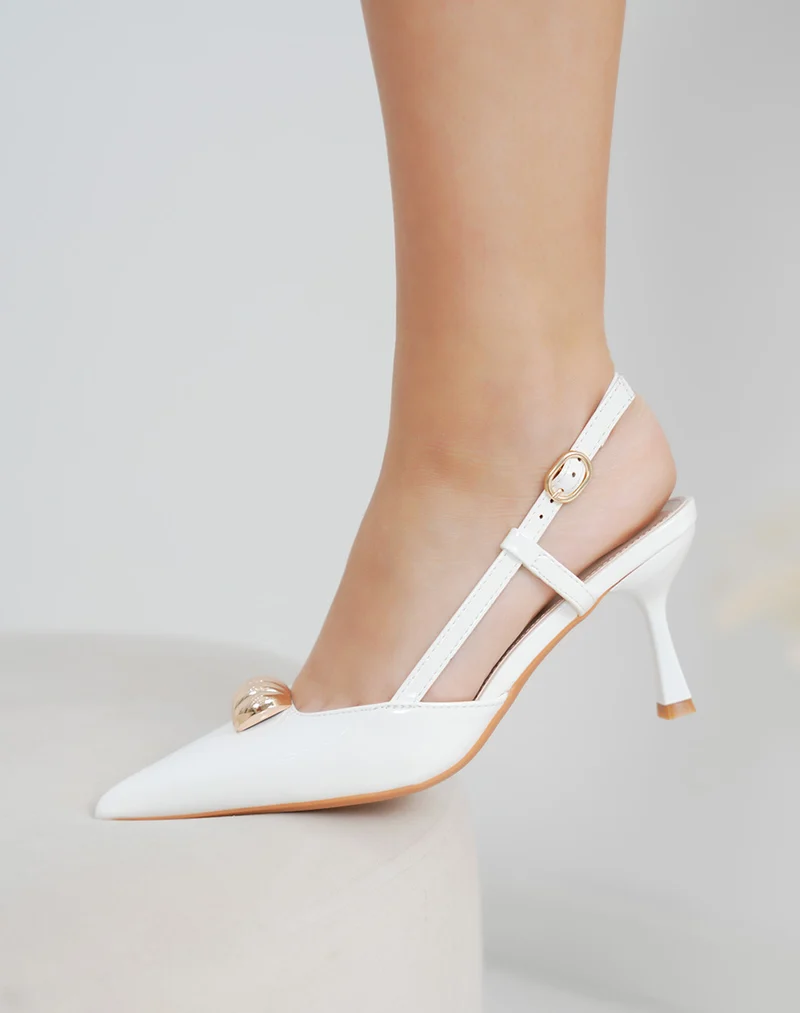 Escarpins femme blancs vernis élégants avec bijou doré et talon aiguille 8 cm