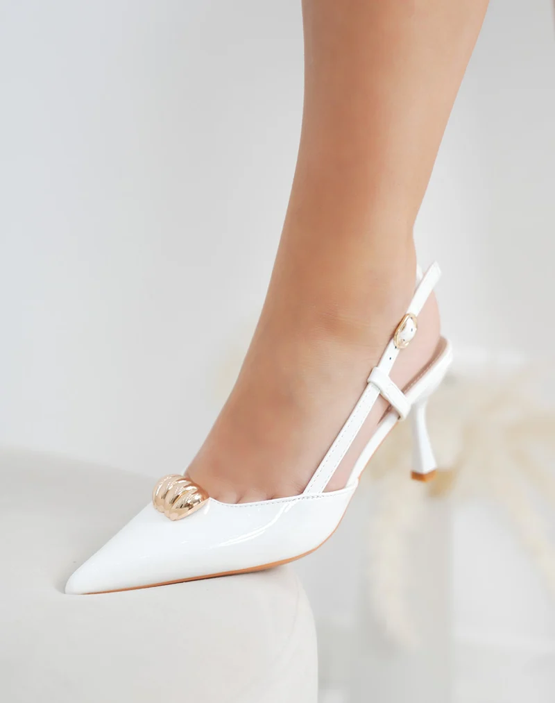 Escarpins femme blancs vernis élégants avec bijou doré et talon aiguille 8 cm