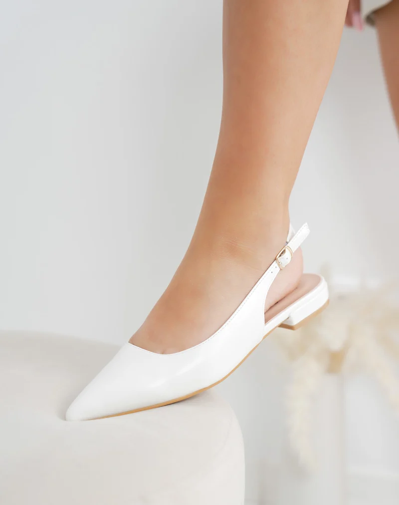 Escarpins femme blancs mats plats à bout pointu avec lanière ajustable