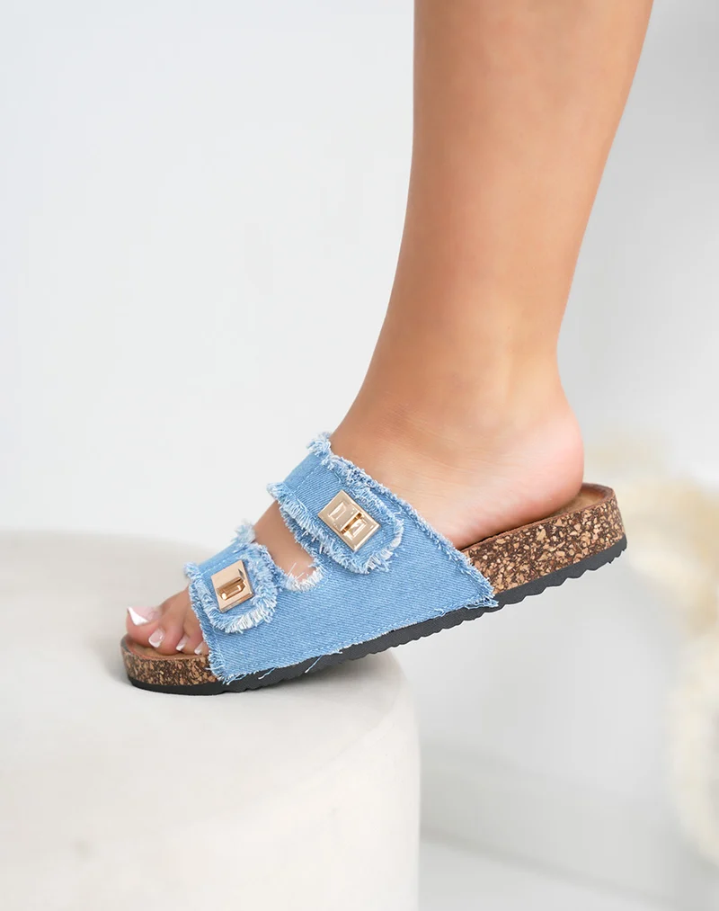 Mules femme bleu jean déchiré avec boucles dorées et semelle marron plate