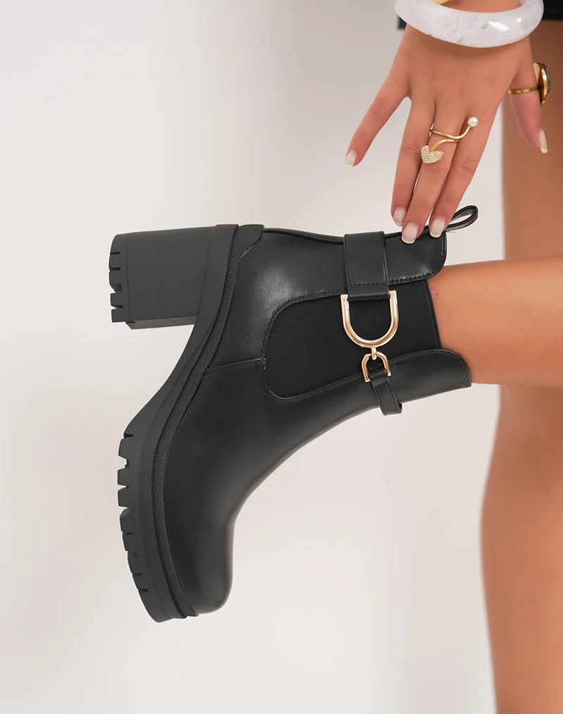 Bottines noires chelsea à talon moyen et boucle dorée